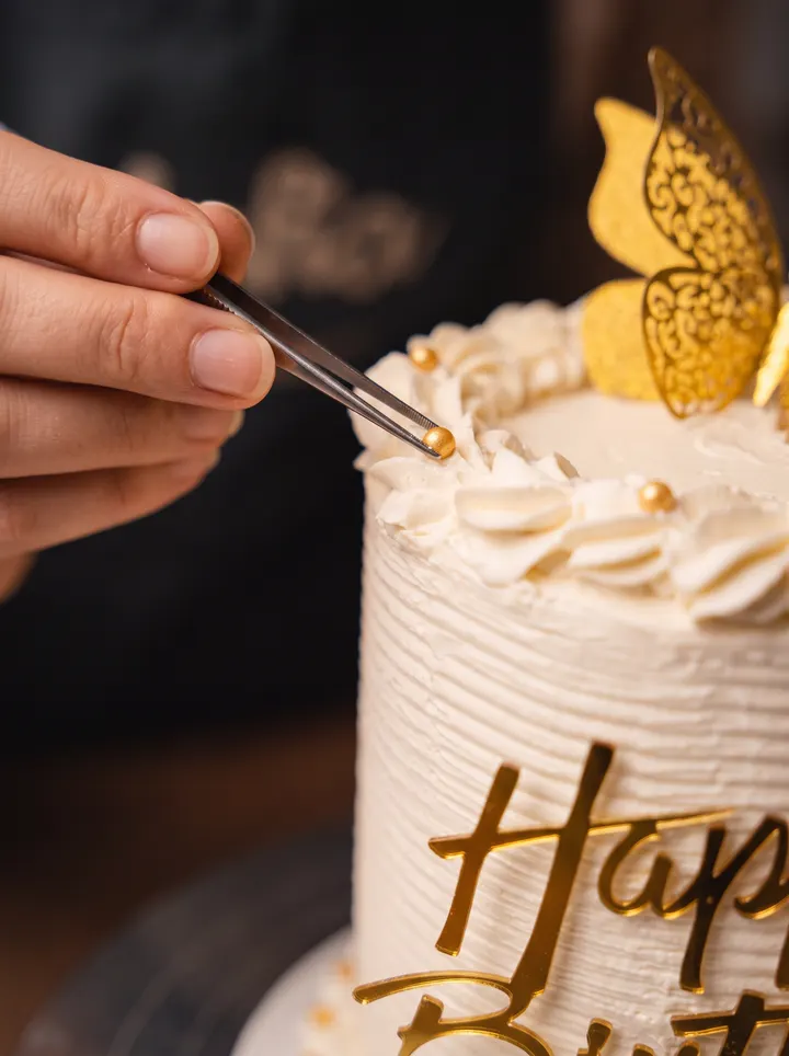 تزيين كعكة عيد ميلاد بفراشة ذهبية